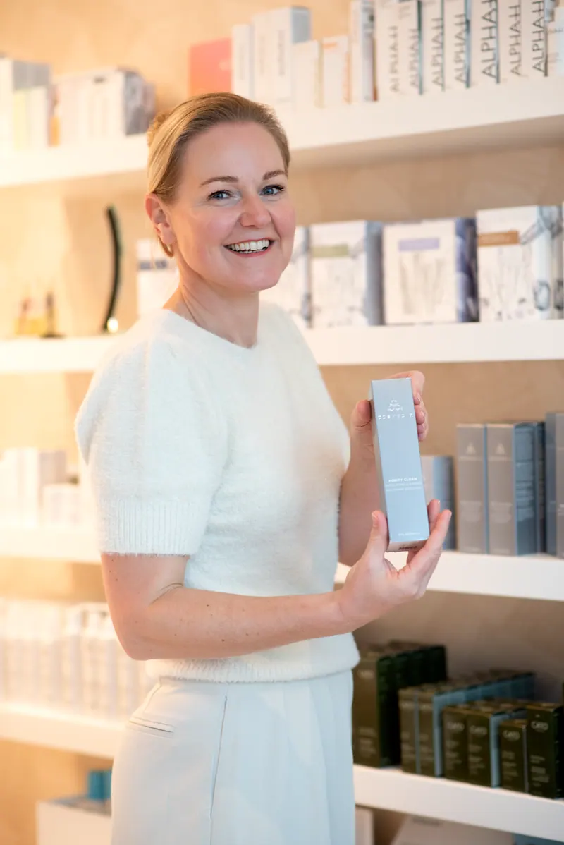 Inge met een Cosmedix product voor de acnegevoelige huid