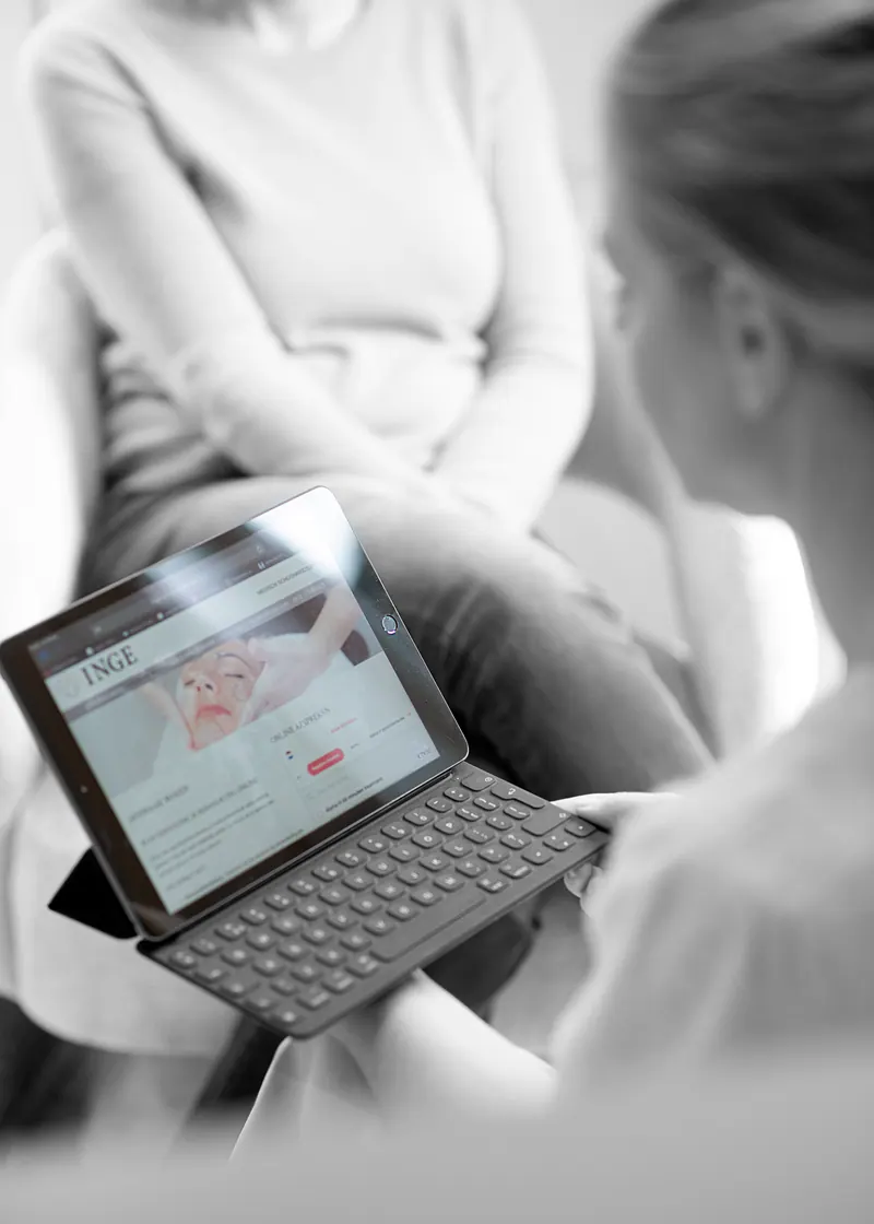 Inge toont informatie op een tablet
