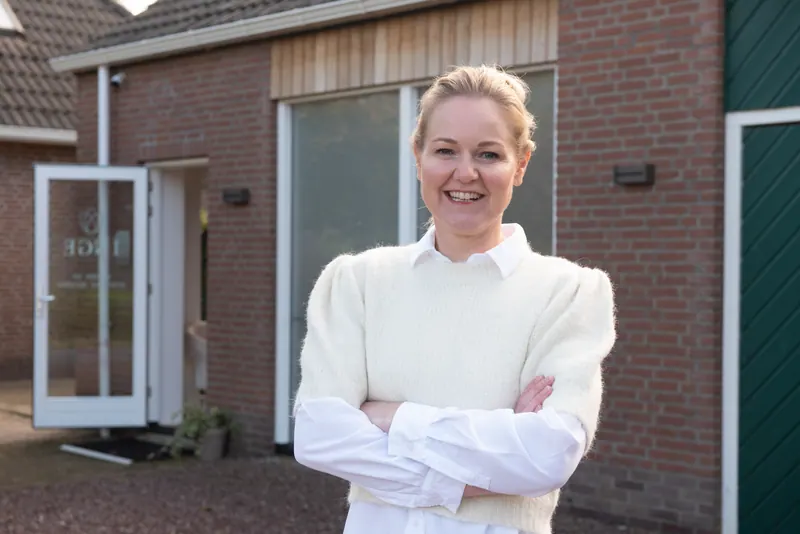Inge voor de ingang van haar salon aan de Lykwei in Goutum