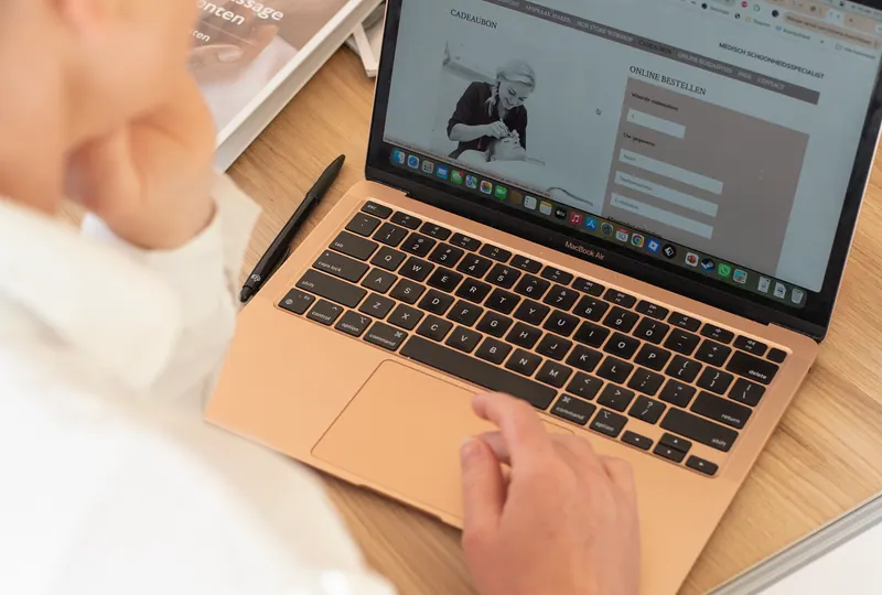 Laptop met informatie over huidzorg