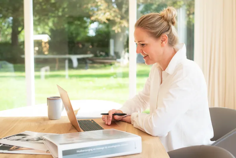 Inge geeft online huidadvies achter haar laptop