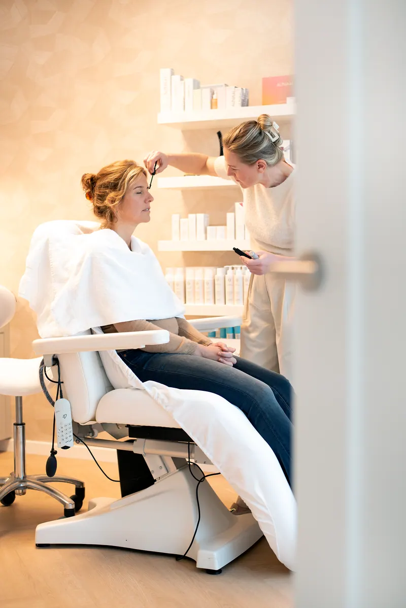 Cliënt in de behandelstoel voor permanente make-up