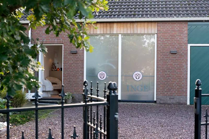 De ingang van Medisch Schoonheidssalon Inge aan de Lykwei 3 in Goutum